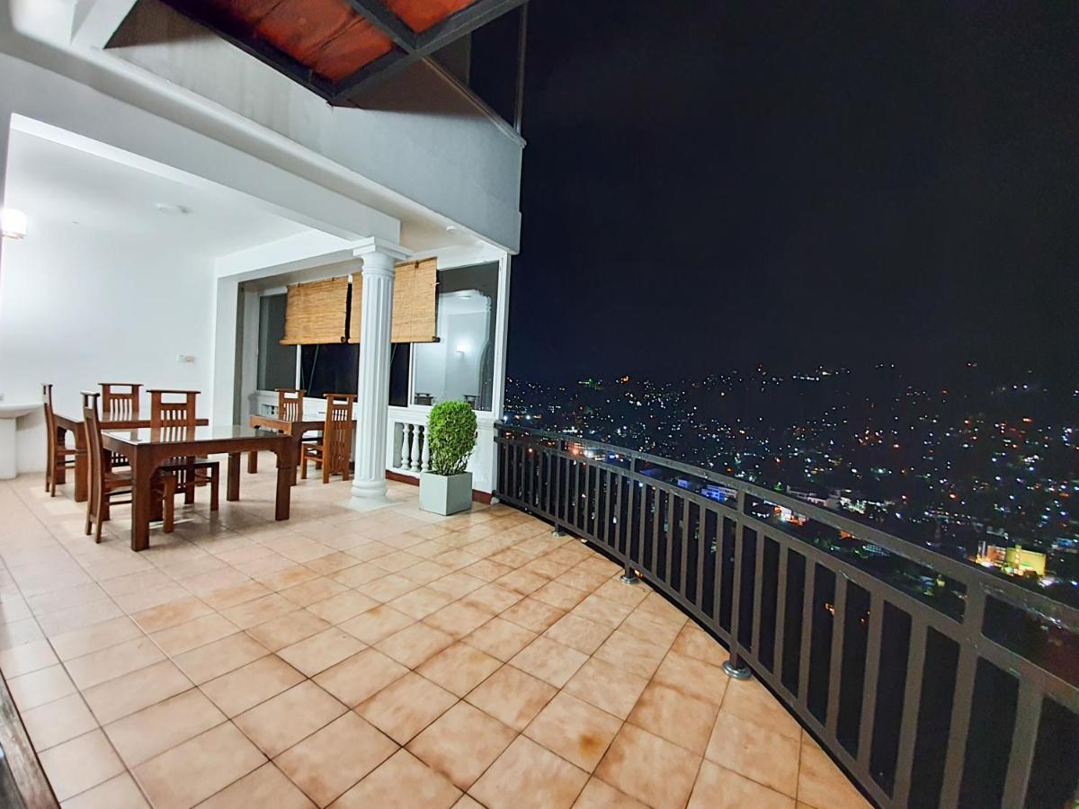 The Skydeck Kandy Exterior photo