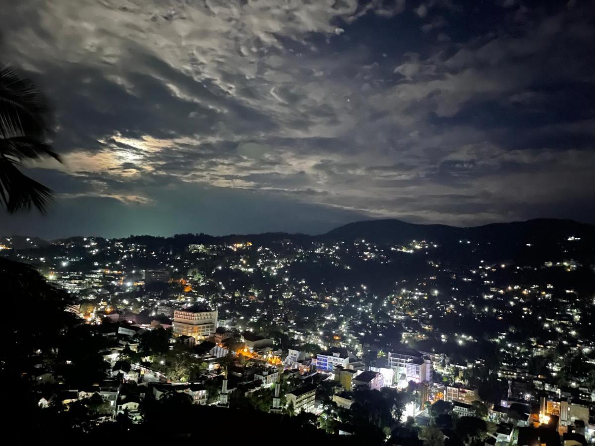 The Skydeck Kandy Exterior photo