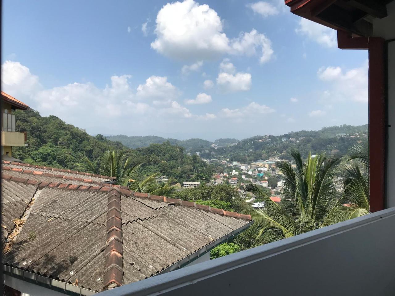 The Skydeck Kandy Exterior photo